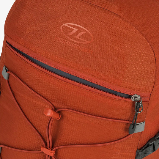 Nahaufnahme eines orangefarbenen HIGHLANDER® „VENTURE“-Rucksacks mit Reißverschlussdetails.