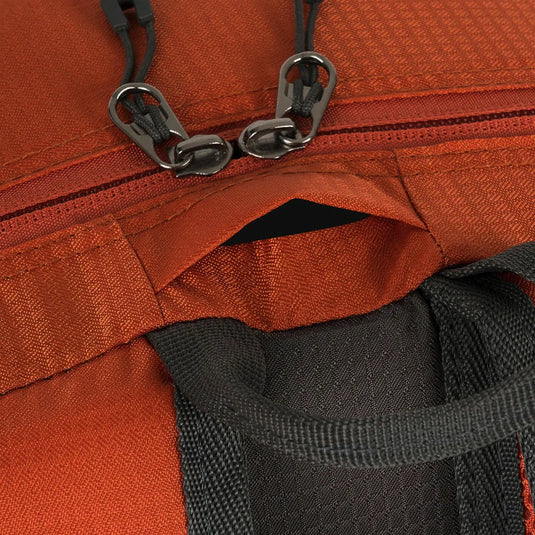 Nahaufnahme eines orangefarbenen HIGHLANDER® „VENTURE“-Rucksacks mit offenem Fach und schwarzen Riemen.