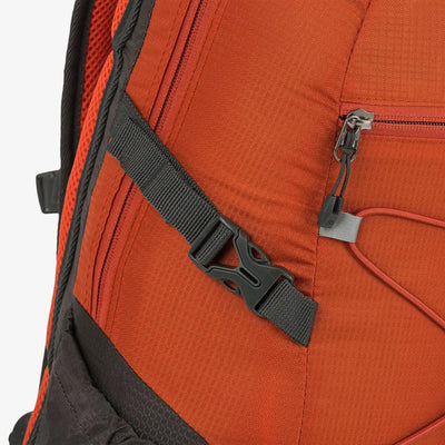 Nahaufnahme eines roten 20-Liter-HIGHLANDER® „VENTURE“-Rucksacks mit schwarzer Schnalle und Reißverschlussdetails.