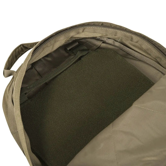 Teilweise geöffneter olivgrüner Rucksack mit Innenfach und Helikon-Tex® Backpack Panel Insert®.