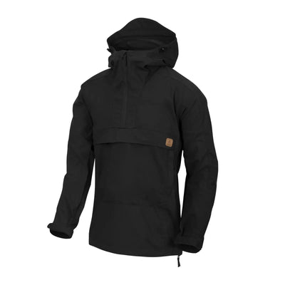 Schwarze Helikon-Tex® Woodsman Anorak Jacket® mit Kapuze vor weißem Hintergrund.