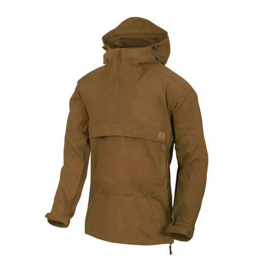 Braune Helikon-Tex® Woodsman Anorak Jacket® isoliert auf weißem Hintergrund.