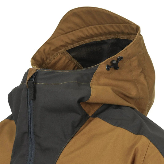 Nahaufnahme einer braun-schwarzen Helikon-Tex® Woodsman Anorak Jacket® mit Reißverschlussdetail.