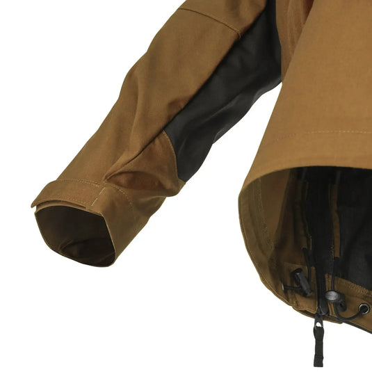 Nahaufnahme eines braunen Helikon-Tex® Woodsman Anorak Jacket®-Ärmels mit schwarzem Handgelenkdetail und DuraCanvas®-Stoff-Reißverschluss.