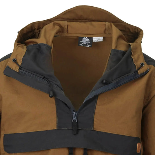 Braun-schwarze Helikon-Tex® Woodsman Anorak-Jacke mit hohem Kragen und Reißverschluss, abgebildet auf einer Schaufensterpuppe.