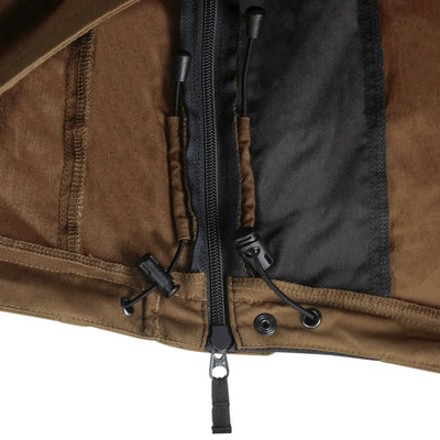 Nahaufnahme eines Helikon-Tex® Woodsman Anorak Jacket® Reißverschluss- und Kordelzugdetails.