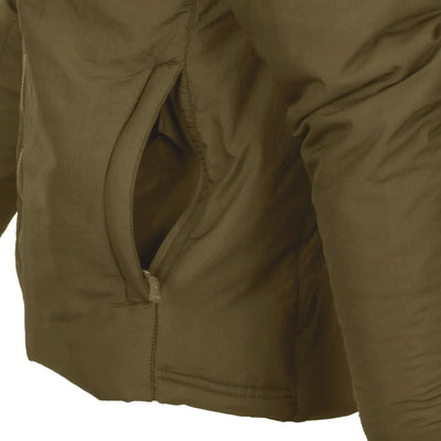 Eine Nahaufnahme einer gerissenen Naht an einer grünen Helikon-Tex® Wolfhound-Jacke – Climashield APEX 67 g.