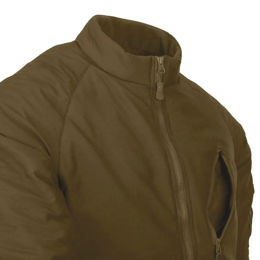 Olivgrüne Helikon-Tex® Wolfhound-Jacke mit hohem Kragen und Reißverschluss mit Climashield APEX 67g-Isolierung.