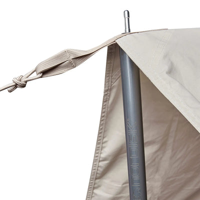 Nahaufnahme eines beigen Nordisk® Kari 12 Tarp mit einer stabilen grauen Stange und einem sicheren Knoten am Baumwollstoffband.