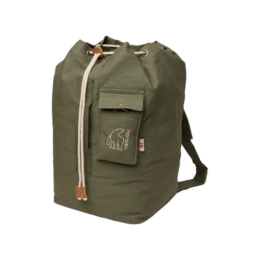 Olivgrüner Nordisk® Kongsberg 40 Canvas-Reiserucksack mit Vordertasche und Kordelzugverschluss.