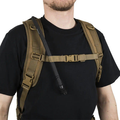 Mann trägt ein schwarzes T-Shirt und einen taktischen Schultergurt mit einem Helikon-Tex® EDC-Rucksack – Cordura-Radio.