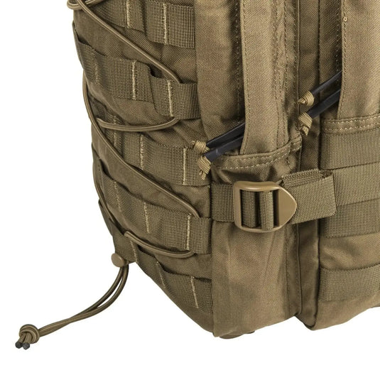 Nahaufnahme eines khakifarbenen Helikon-Tex® RACCOON Mk2 Rucksacks mit Molle-Gurtband und Schnallenverschluss, entworfen für taktische Missionen.