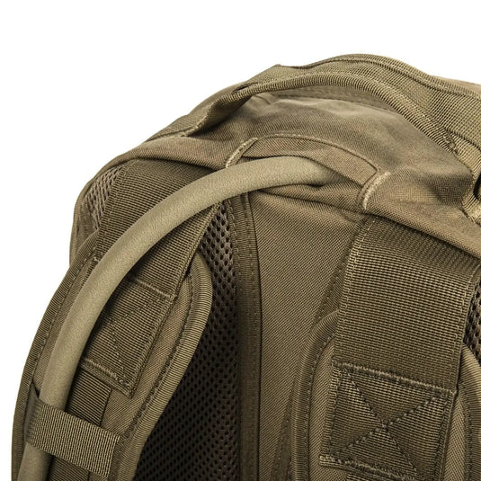 Nahaufnahme eines taktischen Rucksacks Helikon-Tex® RACCOON Mk2 mit Stoffstruktur und Trägern.