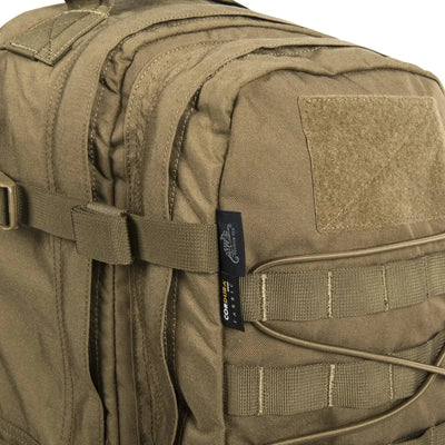 Nahaufnahme eines grünen Helikon-Tex® RACCOON Mk2 Rucksacks mit mehreren Fächern und Molle-Gurtband, entworfen für taktische Missionen.