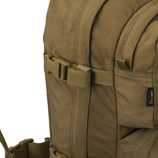 Nahaufnahme eines khakifarbenen Helikon-Tex® RATEL Mk2 Rucksacks – Cordura (25 Liter) mit Schnallendetail.