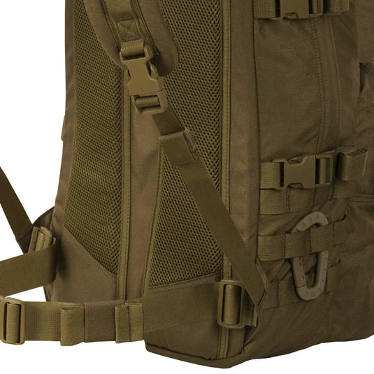 Nahaufnahme eines Helikon-Tex® RATEL Mk2 Rucksacks mit verstellbaren Trägern und einem Mesh-Rückenteil aus Cordura.