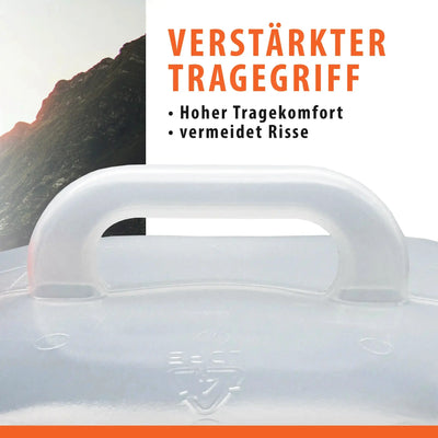 Robuster, verstärkter Griff mit hohem Tragekomfort und Reißfestigkeit, präsentiert vor einer Bergkulisse, perfekt für Ihr PLUVIA® Faltkanister 20L Trinkwasser Set (2x20L) faltbar.