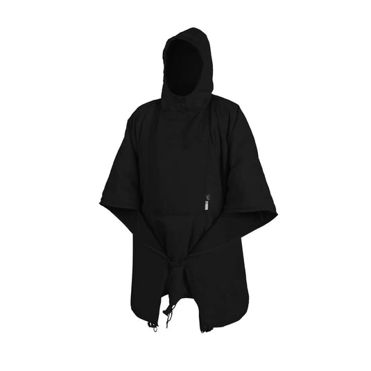 Schwarzer Helikon-Tex® Swagman Roll Poncho mit Kapuze auf weißem Hintergrund.