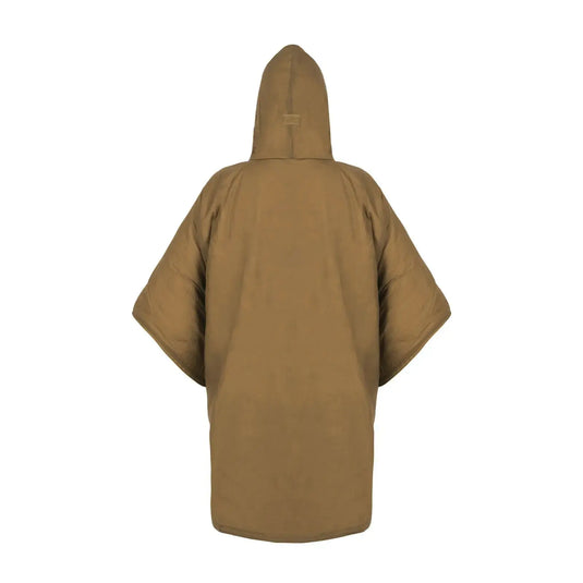 Übergroßer brauner Helikon-Tex® Swagman Roll Poncho, von hinten dargestellt.