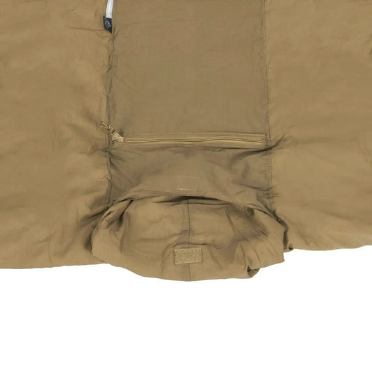 Gefalteter brauner Helikon-Tex® Swagman Roll Poncho flach liegend mit sichtbarem Reißverschlussdetail.