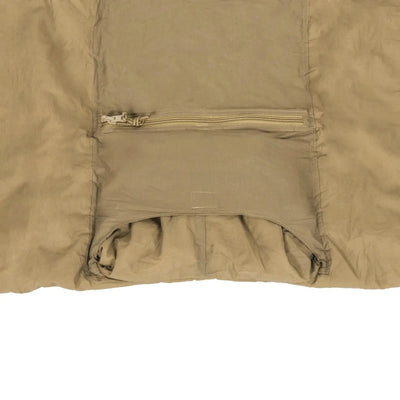 Helikon-Tex® Swagman Roll Poncho mit mittigem Reißverschluss und gerafftem Saumdetail.