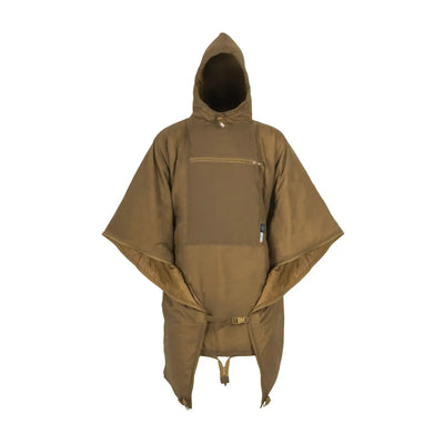 Brauner Helikon-Tex® Swagman Roll Poncho mit weiten Ärmeln und verlängertem Rücken auf weißem Hintergrund.