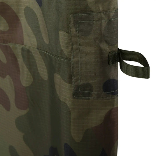 Nahaufnahme eines Helikon-Tex® SUPERTARP® Small-Tarnstoffs mit Tasche und Schlaufenknebel.