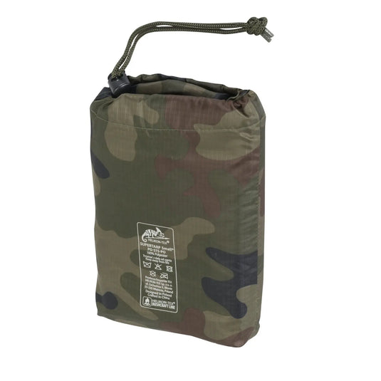 Kleiner Packsack aus Helikon-Tex® SUPERTARP® mit Tarnmuster und Etikett auf weißem Hintergrund.