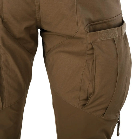 Nahaufnahme der Helikon-Tex® PATRIOT MCDU PANTS – DYNYCO in Braun, mit Details der Taschen und DyNyCo-Näharbeiten.