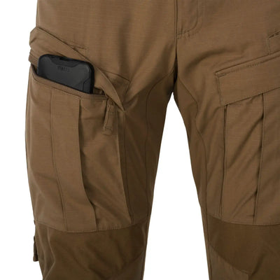 Nahaufnahme der braunen Helikon-Tex® PATRIOT MCDU PANTS mit einem Smartphone in der Oberschenkeltasche.