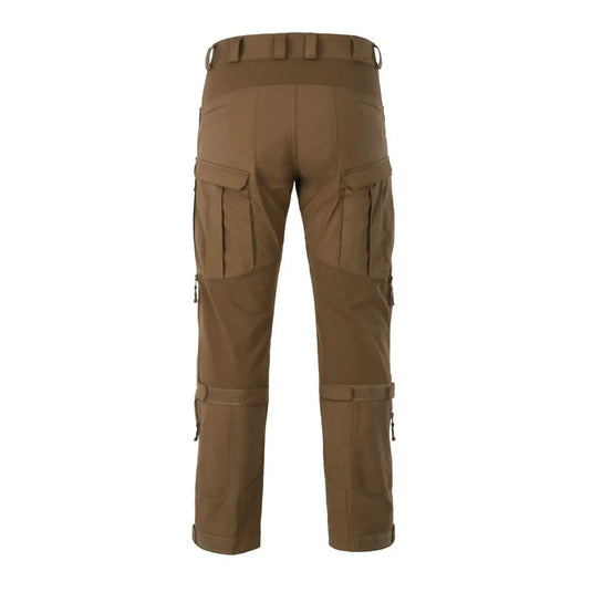 Braune Helikon-Tex® PATRIOT MCDU Hose isoliert auf weißem Hintergrund.