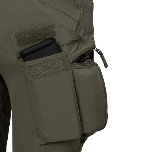 Nahaufnahme einer Helikon-Tex® Outdoor Tactical Pants – VERSASTRETCH® mit Fokus auf den Taschen- und Klettverschlussbereich.