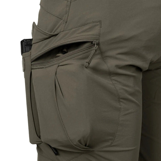 Nahaufnahme einer grünen Helikon-Tex® Outdoor Tactical Pants – VERSASTRETCH®-Tasche mit Reißverschluss.