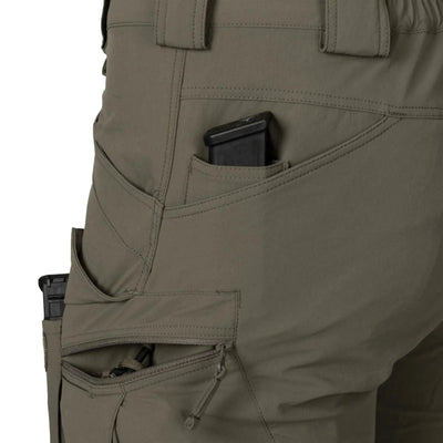 Eine Helikon-Tex® Outdoor Tactical Pants – VERSASTRETCH® in der Seitentasche einer olivgrünen Cargohose.