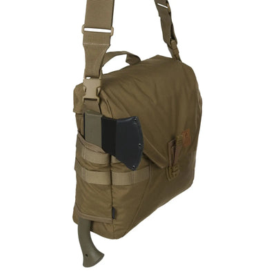 Olivgrüne Helikon-Tex® Bushcraft Haversack-Tasche mit Außentaschen und einem seitlich angebrachten Beil.