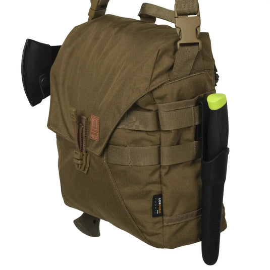 Helikon-Tex® Olivgrüner Cordura-Taktikrucksack mit Seitentaschen und Wasserflasche.