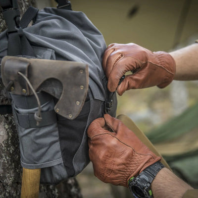 Person befestigt eine Axt an der Seite einer Helikon-Tex® Bushcraft Haversack-Tasche.