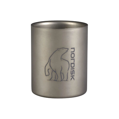 Ein Nordisk® Titanium Becher 450 ml mit dem „Nordisk“-Logo und einer Bärensilhouette.