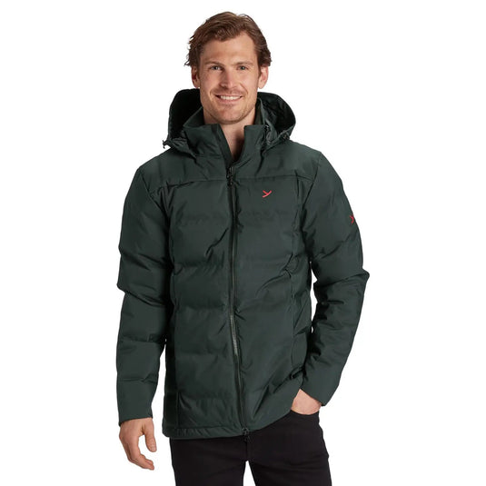 Ein Mann, der eine grüne Winterjacke mit Kapuze von Y by Nordisk® Akkarvik - Herren Daunenstep Mantel trägt, lächelt in die Kamera.