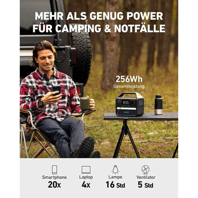 Mann benutzt die ANKER Powerstation 256Wh | 200 W (ANKER 521 PowerHouse – 256 Wh 200 W), eine tragbare Energiestation beim Camping, mit angezeigter Geräteladefunktion.