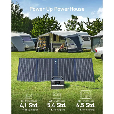 Tragbare ANKER 625-Solarmodule und Kraftwerke auf Gras mit Campingzelten im Hintergrund, was auf eine effiziente Outdoor-Stromversorgungslösung für Camper hinweist.