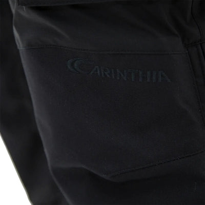 Nahaufnahme eines schwarzen Stoffes mit aufgesticktem Logo der Carinthia® MIG 4.0 Hosen.