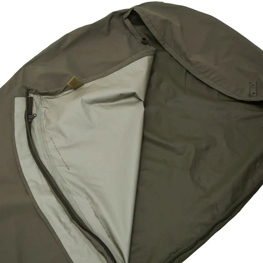 Nahaufnahme einer teilweise geöffneten Carinthia® Expedition Cover Gore Khaki-Jacke mit hohem Kragen.