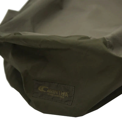 Nahaufnahme einer grünen Carinthia® Expedition Cover Gore Stofftasche mit Logo-Patch.