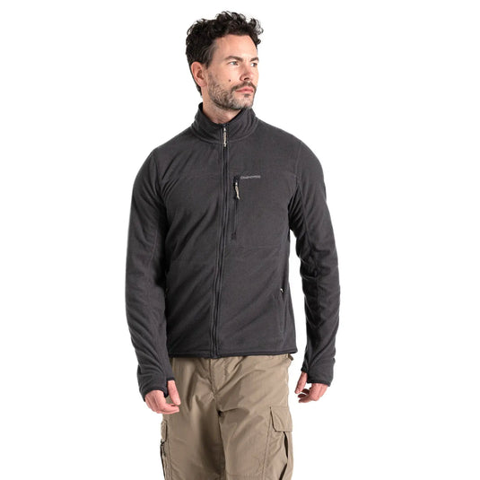 Mann trägt eine Craghoppers NosiLife Spry-Jacke für Herren und eine Freizeithose für ein Outdoor-Abenteuer.