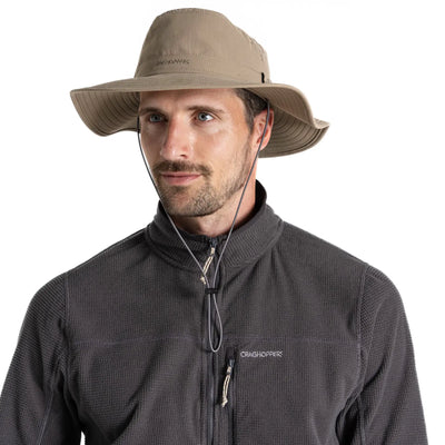 Mann trägt einen breitkrempigen Craghoppers NosiLife Outback Hat II und eine Outdoor-Jacke mit Reißverschluss und Insektenschutz.