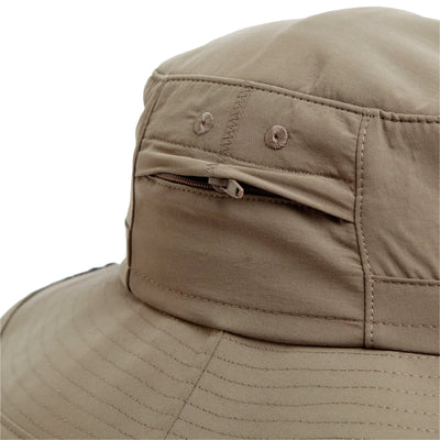 Nahaufnahme eines beigen Craghoppers NosiLife Outback Hat II mit Reißverschlusstaschendetail und UV-Schutz-genähter Krempe.