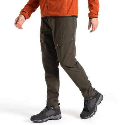 Eine Person, die Craghoppers NosiLife Adventure Hose III für Herren und schwarze Wanderstiefel modelliert.