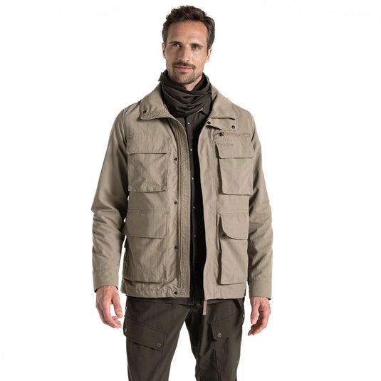 Mann trägt eine beige Craghoppers NosiLife Adventure Jacket IV und eine passende Cargohose mit NosiLife-Technologie.