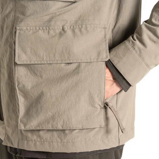 Nahaufnahme einer Person, die eine beige Craghoppers NosiLife Adventure Jacket IV für Herren mit NosiLife-Technologie, einer Seitentasche und Reißverschlussdetail trägt.